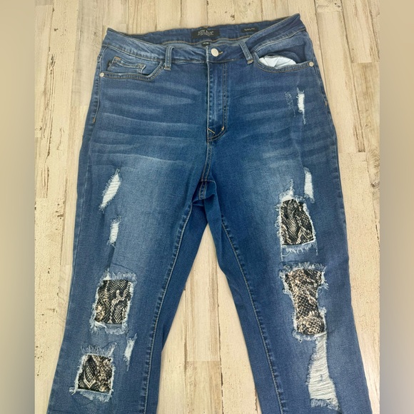 Judy Blue Jeans Womens 16W Blue Mid Rise Distressed Snake Print Skinny - Picture 2 of 10